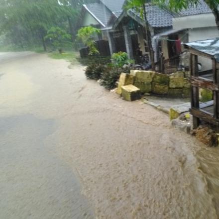 Banjir Di Dusun Kemiri Jalan Poros Desa Jatiklabang Dingil