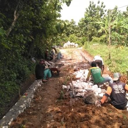 Pembangunan jalan pertanian Dusun Kemiri desa Jatiklabang